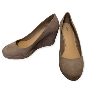 Apt. 9 Nude Beige Tan Faux Suede Wedge Heels Size 8 Round Closed Toe Heel 3.5”